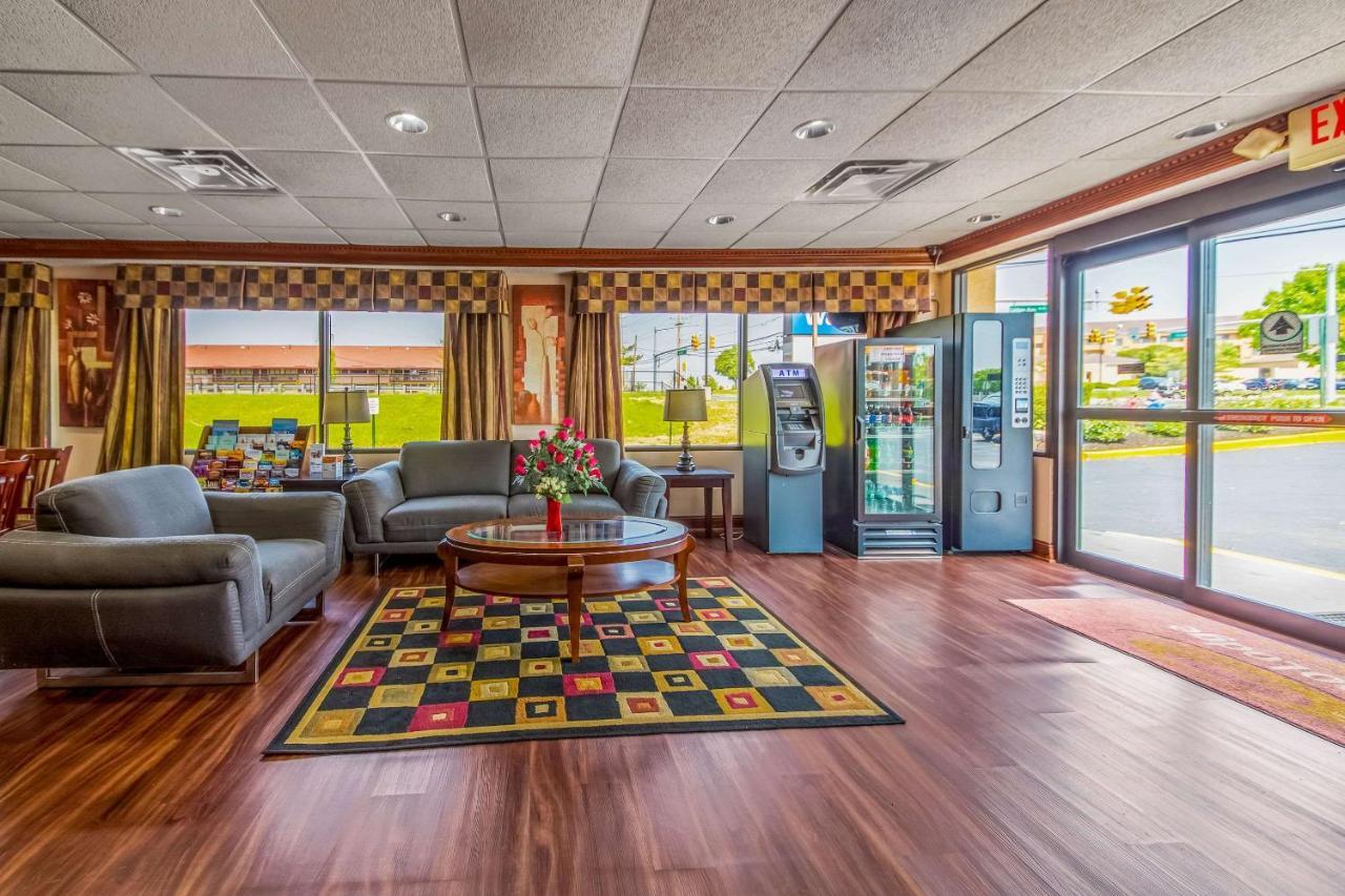 Econo Lodge *
